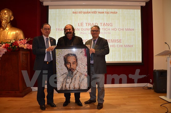 Un artiste algérien réalise un portrait du Président Hô Chi Minh ảnh 1 Un artiste algérien réalise un portrait du Président Hô Chi Minh ảnh 1