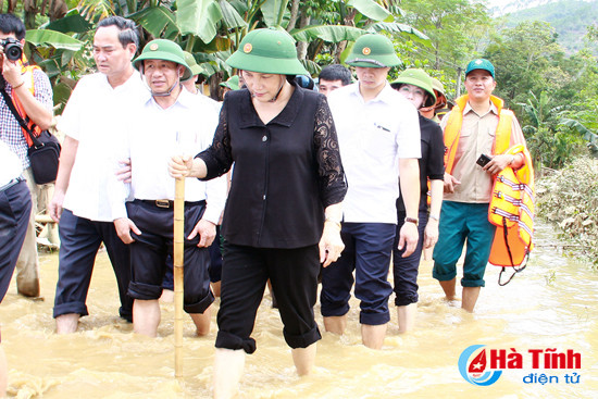 Crues: Nguyen Thi Kim Ngan rend visite à des sinistrés de Ha Tinh ảnh 1 Crues: Nguyen Thi Kim Ngan rend visite à des sinistrés de Ha Tinh ảnh 1