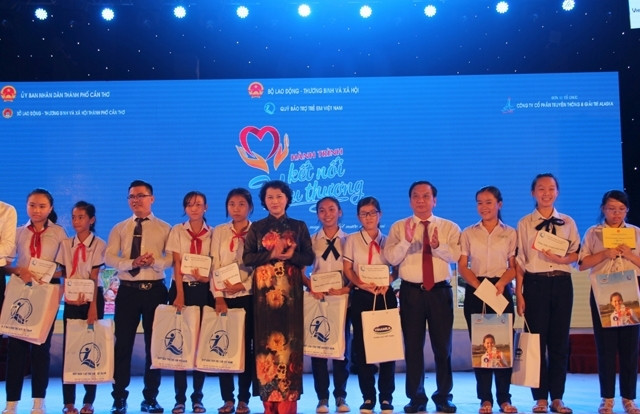 Programmes caritatifs en faveur des enfants de Cân Tho, Dak Lak et Quang Nam ảnh 1 Programmes caritatifs en faveur des enfants de Cân Tho, Dak Lak et Quang Nam ảnh 1