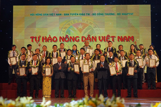 Publication de la liste des agriculteurs exemplaires du Vietnam en 2016 ảnh 1 Publication de la liste des agriculteurs exemplaires du Vietnam en 2016 ảnh 1
