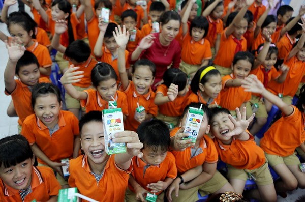 Du lait et des bourses au profit des enfants et élèves démunis ảnh 1 Du lait et des bourses au profit des enfants et élèves démunis ảnh 1