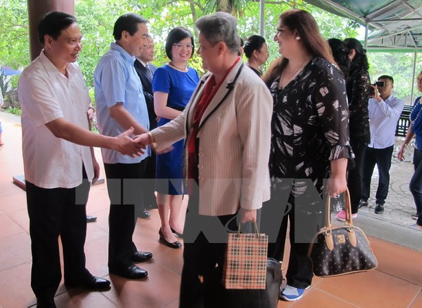 Une délégation d’ambassadrices étrangères en visite à Ninh Binh ảnh 1 Une délégation d’ambassadrices étrangères en visite à Ninh Binh ảnh 1