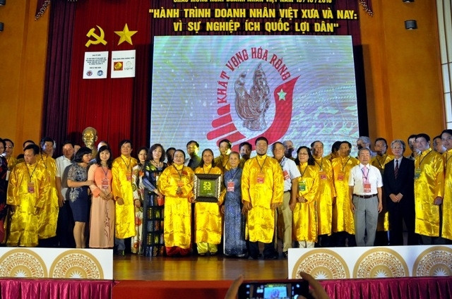 Les hommes d'affaires vietnamiens œuvrent toujours au développement national ảnh 1 Les hommes d'affaires vietnamiens œuvrent toujours au développement national ảnh 1