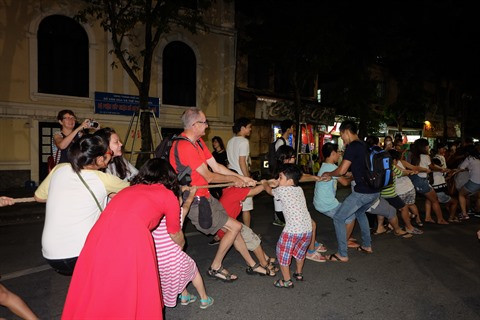 Des jeux traditionnels dans les rues piétonnes à Hanoï ảnh 2 Des jeux traditionnels dans les rues piétonnes à Hanoï ảnh 2