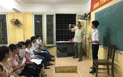 À Hanoi, un vétéran américain en opération "murs propres" ảnh 1