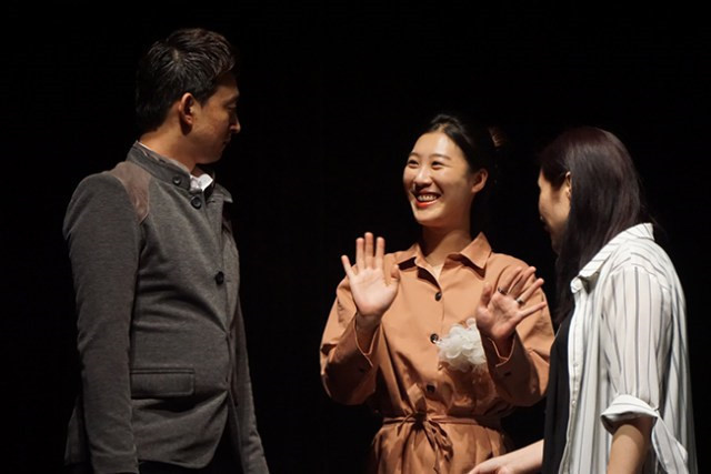 « Les rives lointaines »: deux versions, un message ảnh 1 « Les rives lointaines »: deux versions, un message ảnh 1