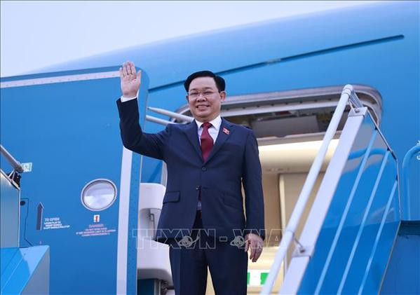 Le président de l’Assemblée nationale en route pour l’AIPA-43, le Cambodge et les Philippines ảnh 2 Le président de l’Assemblée nationale en route pour l’AIPA-43, le Cambodge et les Philippines ảnh 2