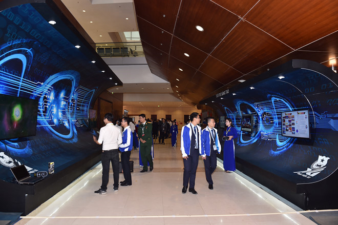 Exposition de photos et d’objets sur l’Union de la jeunesse communiste Hô Chi Minh ảnh 1