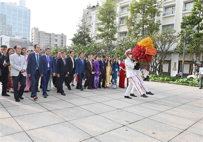 Têt: Rencontre entre les dirigeants de Ho Chi Minh-Ville et des Vietnamiens d’outre-mer ảnh 5 Têt: Rencontre entre les dirigeants de Ho Chi Minh-Ville et des Vietnamiens d’outre-mer ảnh 5