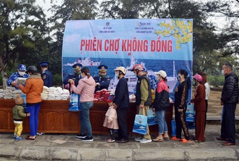 Des jeunes bénévoles apportent le Têt à l'île de Bach Long Vi ảnh 2 Des jeunes bénévoles apportent le Têt à l'île de Bach Long Vi ảnh 2