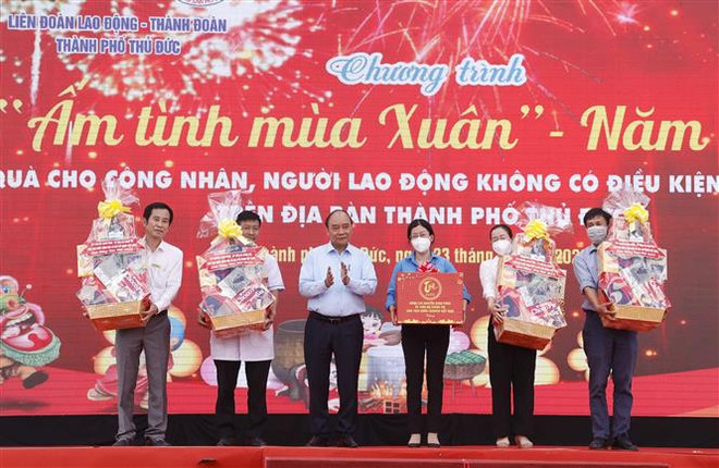 Le président Nguyen Xuan Phuc remet des cadeaux du Têt à des travailleurs à Ho Chi Minh-Ville ảnh 1 Le président Nguyen Xuan Phuc remet des cadeaux du Têt à des travailleurs à Ho Chi Minh-Ville ảnh 1