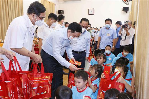 Le président de l'AN rend visite à Hô Chi Minh-Ville à l’occasion du Têt ảnh 1 Le président de l'AN rend visite à Hô Chi Minh-Ville à l’occasion du Têt ảnh 1