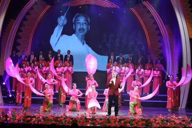 Programme artistique “Un Printemps dédié au Parti” à Hanoi ảnh 1