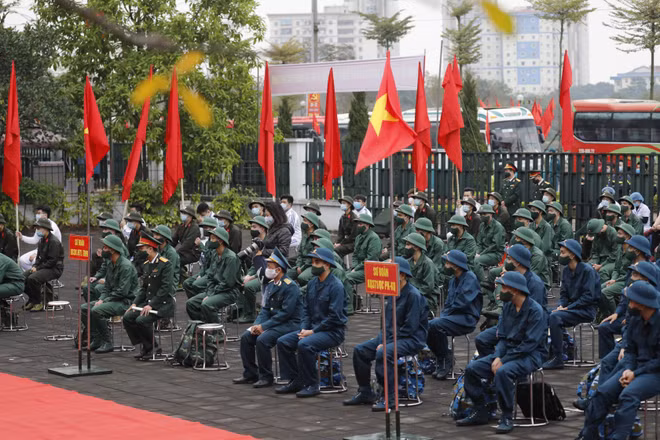 Des jeunes de plusieurs localités en route vers l’armée ảnh 2