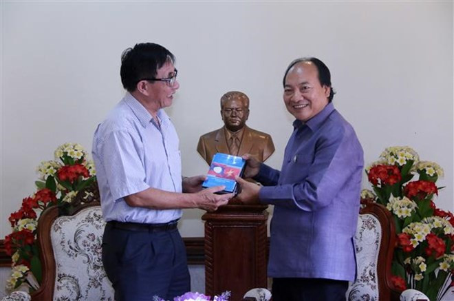Le Vietnam remet au Laos un film sur le président Souphanouvong ảnh 1 Le Vietnam remet au Laos un film sur le président Souphanouvong ảnh 1