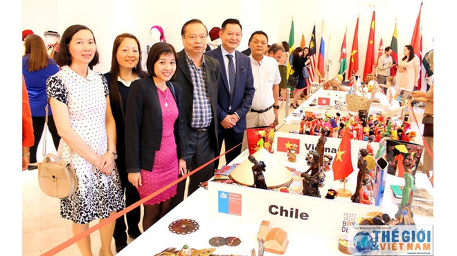  Le Vietnam au Festival des ambassades accréditées en Roumanie ảnh 1