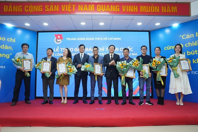 Remise de 34 prix journalistiques sur le travail de l'Union des jeunes et le mouvement des jeunes ảnh 1 Remise de 34 prix journalistiques sur le travail de l'Union des jeunes et le mouvement des jeunes ảnh 1