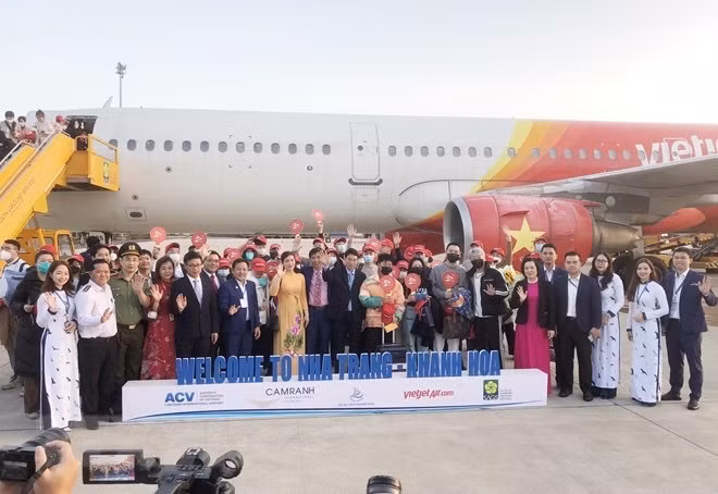 Khanh Hoa accueille le premier vol transportant les touristes chinois lors du Têt ảnh 1