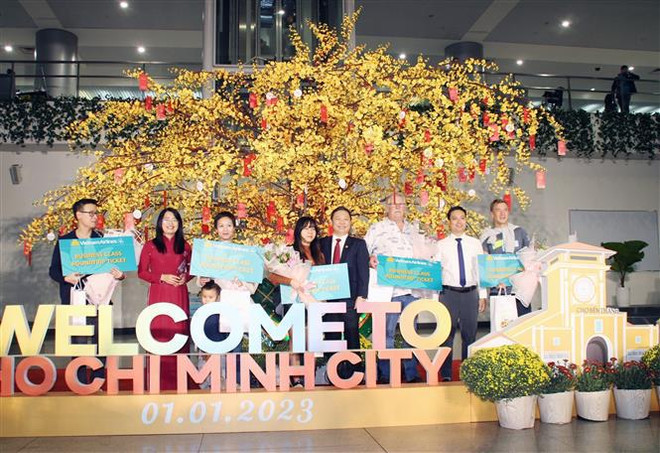 Les premiers touristes étrangers de l'année 2023 accueillis en grande pompe ảnh 2