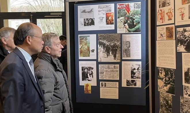Exposition de documents de presse français et internationaux sur les Accords de Paris ảnh 1