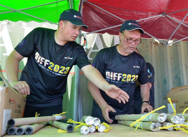 Feux d'artifice de Da Nang: les équipes d'Italie et d'Australie se préparent au spectacle ảnh 1 Feux d'artifice de Da Nang: les équipes d'Italie et d'Australie se préparent au spectacle ảnh 1