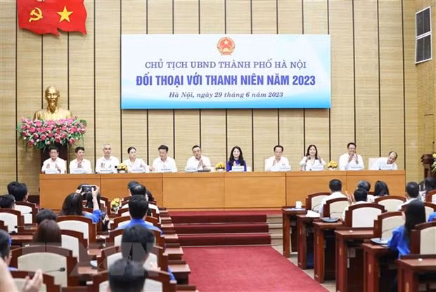 Le président du Comité populaire de Hanoï dialogue avec les jeunes de la capitale ảnh 1