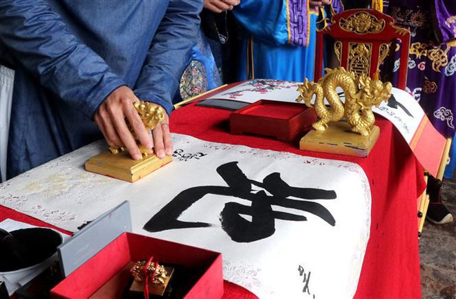 Rituels royaux représentés au palais impérial de Huê ảnh 2