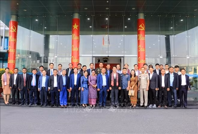 Vinh Long, un partenaire important de la province cambodgienne Banteay Mean Chey ảnh 1