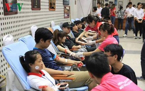 Des centaines de jeunes participent à la Fête du don de sang ảnh 1