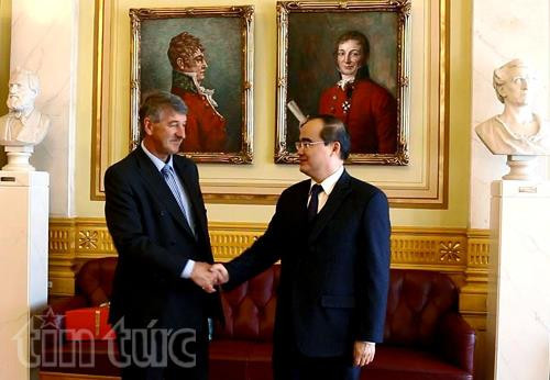 Le président du Comité central du Front de la Patrie du Vietnam en visite au Norvège ảnh 1 Le président du Comité central du Front de la Patrie du Vietnam en visite au Norvège ảnh 1