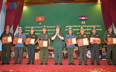 Remise des prix du concours d'écriture sur les liens Vietnam-Cambodge ảnh 1 Remise des prix du concours d'écriture sur les liens Vietnam-Cambodge ảnh 1