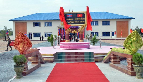 Cambodge : inauguration d'un bâtiment militaire financé par le Vietnam ảnh 1 Cambodge : inauguration d'un bâtiment militaire financé par le Vietnam ảnh 1