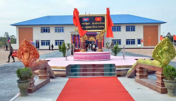 Cambodge : inauguration d'un bâtiment militaire financé par le Vietnam ảnh 1