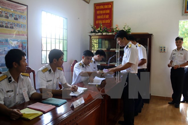 Les soldats et cadres de la plate-forme DK1 aux urnes ảnh 1 Les soldats et cadres de la plate-forme DK1 aux urnes ảnh 1