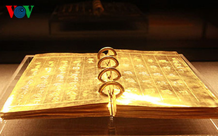 Les livres en métaux précieux de la dynastie des Nguyen ảnh 2