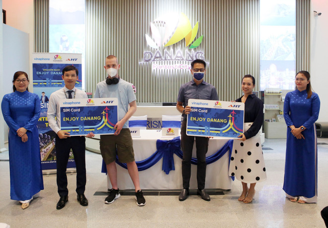 Plus de 50.000 cartes SIM de téléphone offerts gratuitement aux touristes internationaux à Da Nang ảnh 1 Plus de 50.000 cartes SIM de téléphone offerts gratuitement aux touristes internationaux à Da Nang ảnh 1