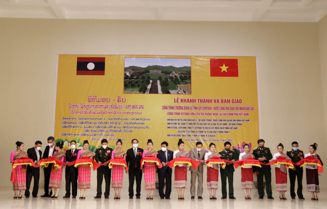 La presse lao exalte la solidarité particulière entre le Laos et le Vietnam ảnh 1 La presse lao exalte la solidarité particulière entre le Laos et le Vietnam ảnh 1
