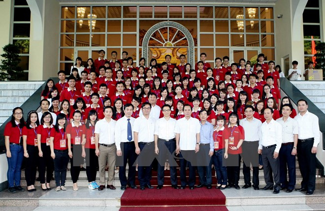Le vice-PM Vu Duc Dam rencontre les premiers lauréats des universités de Hanoi ảnh 1 Le vice-PM Vu Duc Dam rencontre les premiers lauréats des universités de Hanoi ảnh 1
