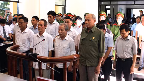 Affaire de Dong Tam: jugement en première instance de cadres communaux et de district ảnh 1
