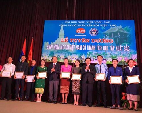 Des étudiants laotiens au Vietnam à l'honneur ảnh 1 Des étudiants laotiens au Vietnam à l'honneur ảnh 1