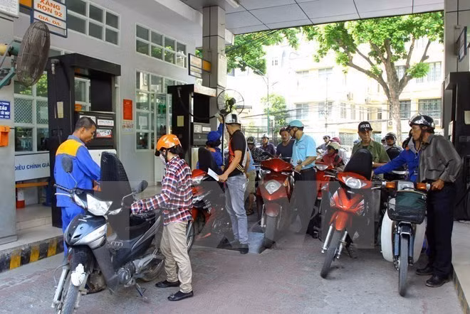 Hausse de 350 dôngs du prix de l'essence et du pétrole ảnh 1