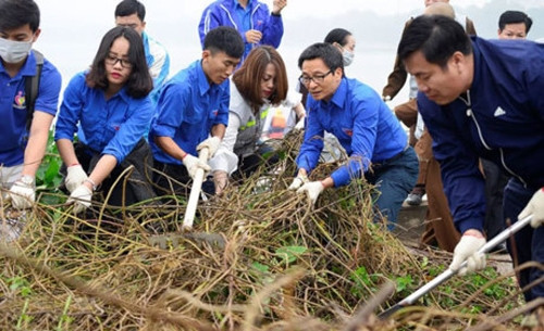 Le vice-PM Vu Duc Dam participe à la campagne «Bon geste pour l’environnement» ảnh 1 Le vice-PM Vu Duc Dam participe à la campagne «Bon geste pour l’environnement» ảnh 1
