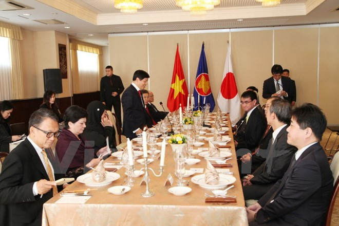 Le ministre japonais des AE travaille avec les ambassadeurs de l’ASEAN ảnh 1 Le ministre japonais des AE travaille avec les ambassadeurs de l’ASEAN ảnh 1