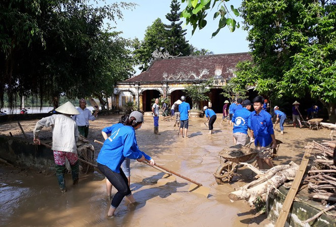 Au chevet des étudiants victimes des crues et inondations dans le Centre ảnh 1 Au chevet des étudiants victimes des crues et inondations dans le Centre ảnh 1