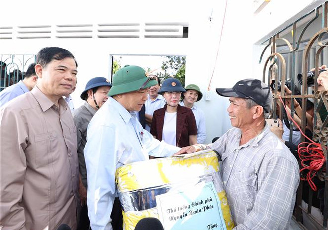 Intempéries : le Premier ministre rend visite à des sinistrés au Centre ảnh 1