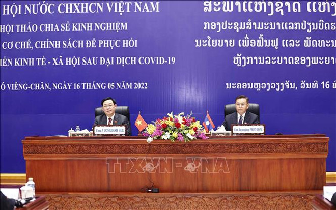 Vietnam et Laos partagent des expériences en matière de développement économique post-pandémie ảnh 1