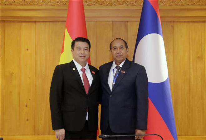 Le président de l’AN rencontre le président du Groupe des députés d’amitié Laos-Vietnam à Vientiane ảnh 2 Le président de l’AN rencontre le président du Groupe des députés d’amitié Laos-Vietnam à Vientiane ảnh 2