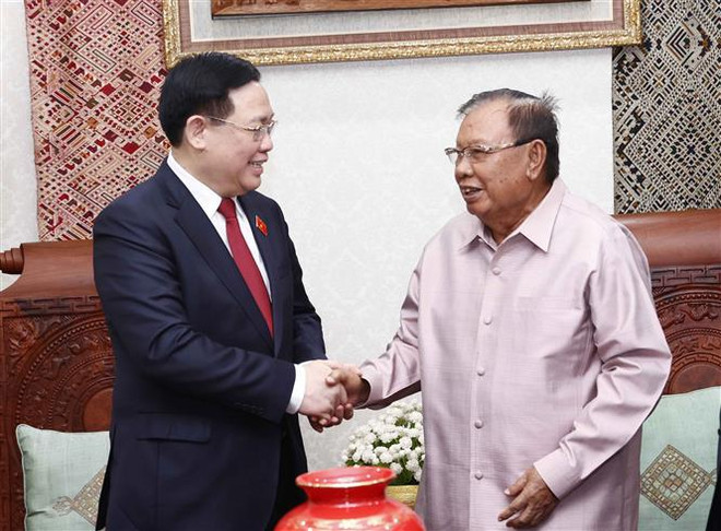 Le président de l’AN rencontre l’ex-secrétaire général du PPRL et ex-président Bounnhang Vorachit ảnh 1 Le président de l’AN rencontre l’ex-secrétaire général du PPRL et ex-président Bounnhang Vorachit ảnh 1