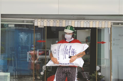 Un volontaire Français distribue des paniers-repas aux plus démunis ảnh 2 Un volontaire Français distribue des paniers-repas aux plus démunis ảnh 2