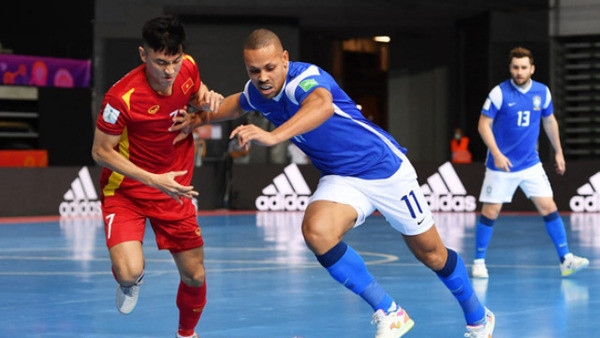 Coupe du monde de Futsal 2021 : l'équipe vietnamienne battu par son adversaire brésilien ảnh 1